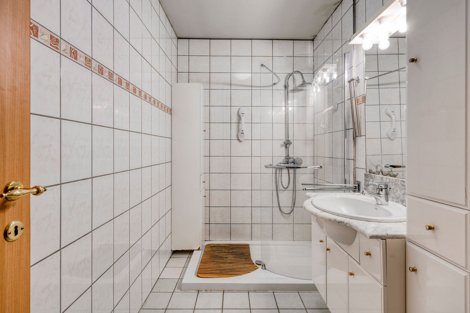 GELIJKVLOERS APPARTEMENT MET 3 SLAAPKAMERS EN INPANDIGE GARAGE TE HALEN! foto 23