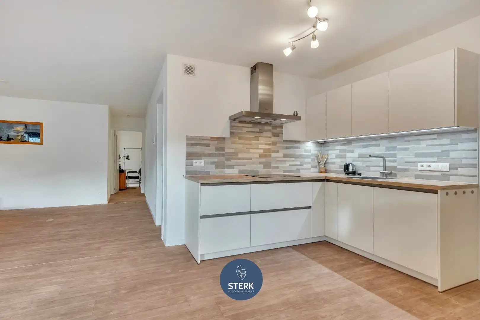 RECENT APPARTEMENT INCLUSIEF PARKING + 2 BERGINGEN IN CENTRUM LANAKEN !  foto 16