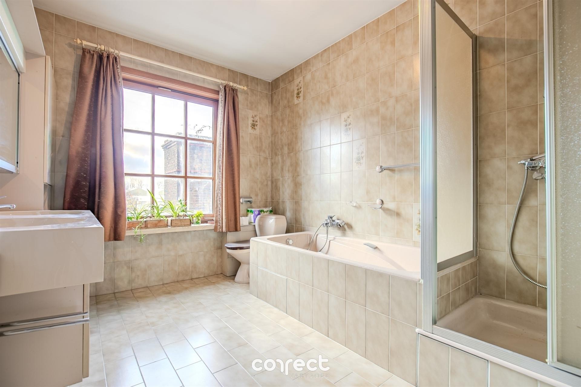 Centraal gelegen burgerwoning met garage, groot bijgebouw en ruime tuin. foto 13