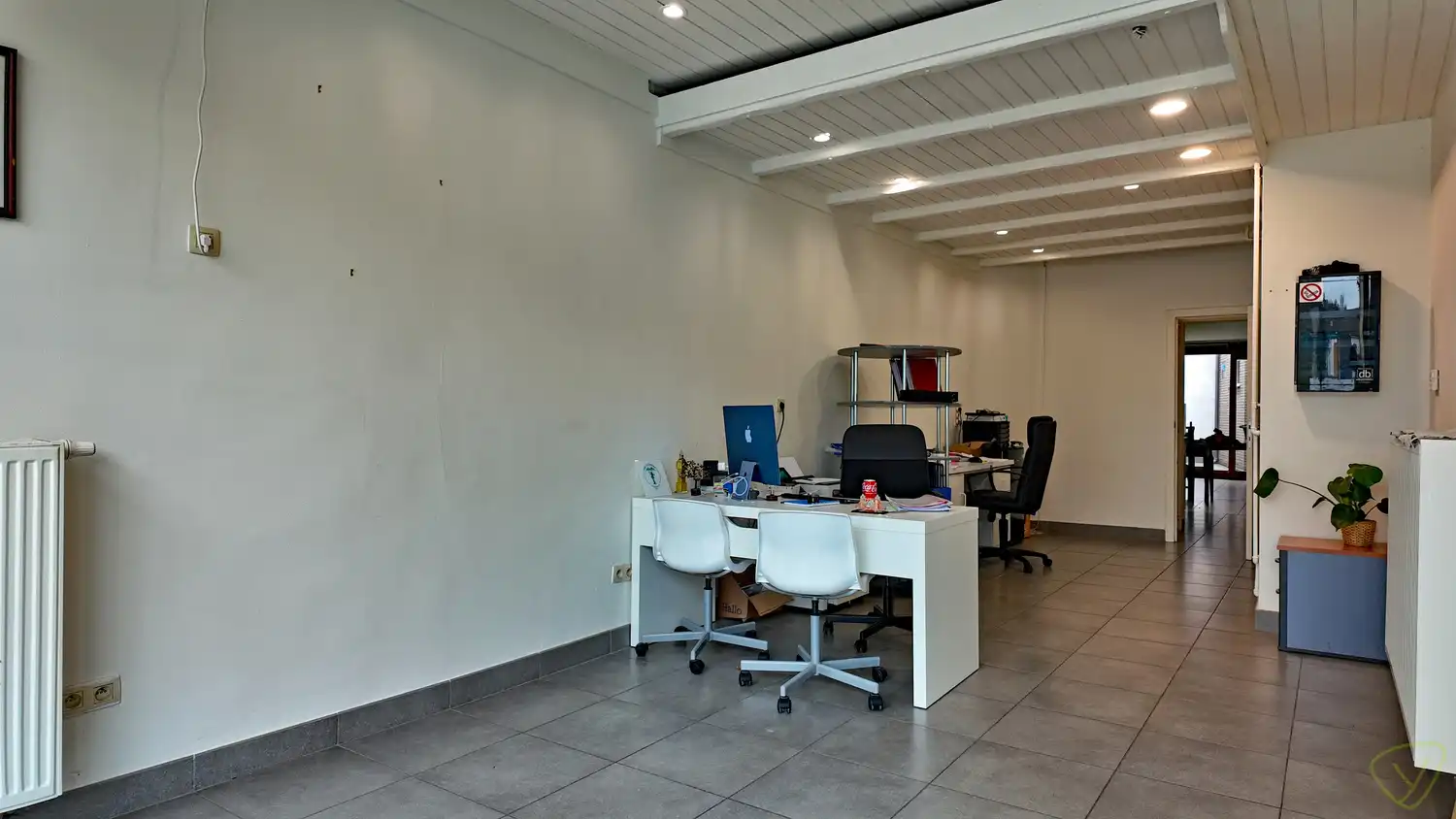 Ruime handelsruimte gelegen op de Markt van Eeklo! foto 3