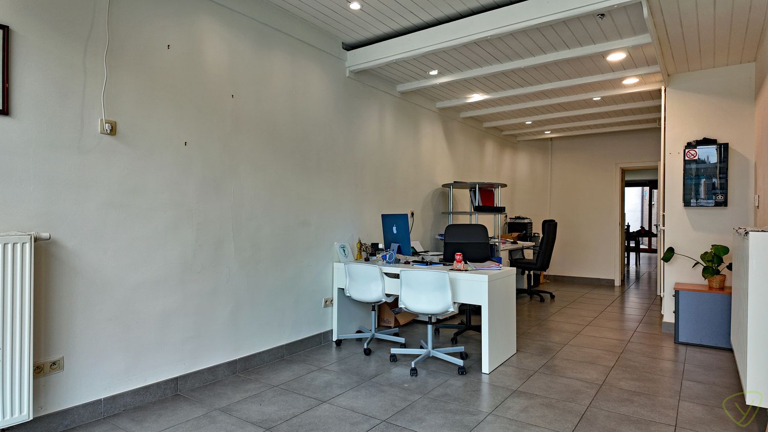 Ruime handelsruimte gelegen op de Markt van Eeklo! foto 3