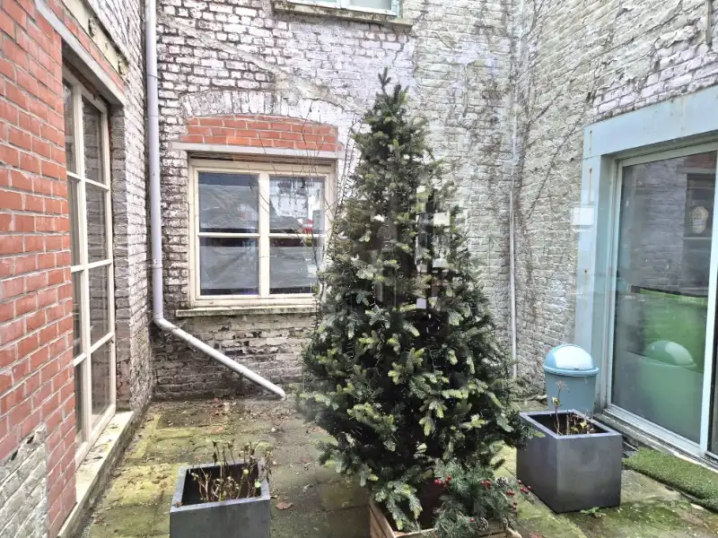 Roeselare-stadskern. Uitstekend zichtbaar gelegen gelijkvloers handelspand met extra 2 verdiepingen potentieel. Bestaande huuropbrengsten. Potentieel polyvalent pand ! foto 6