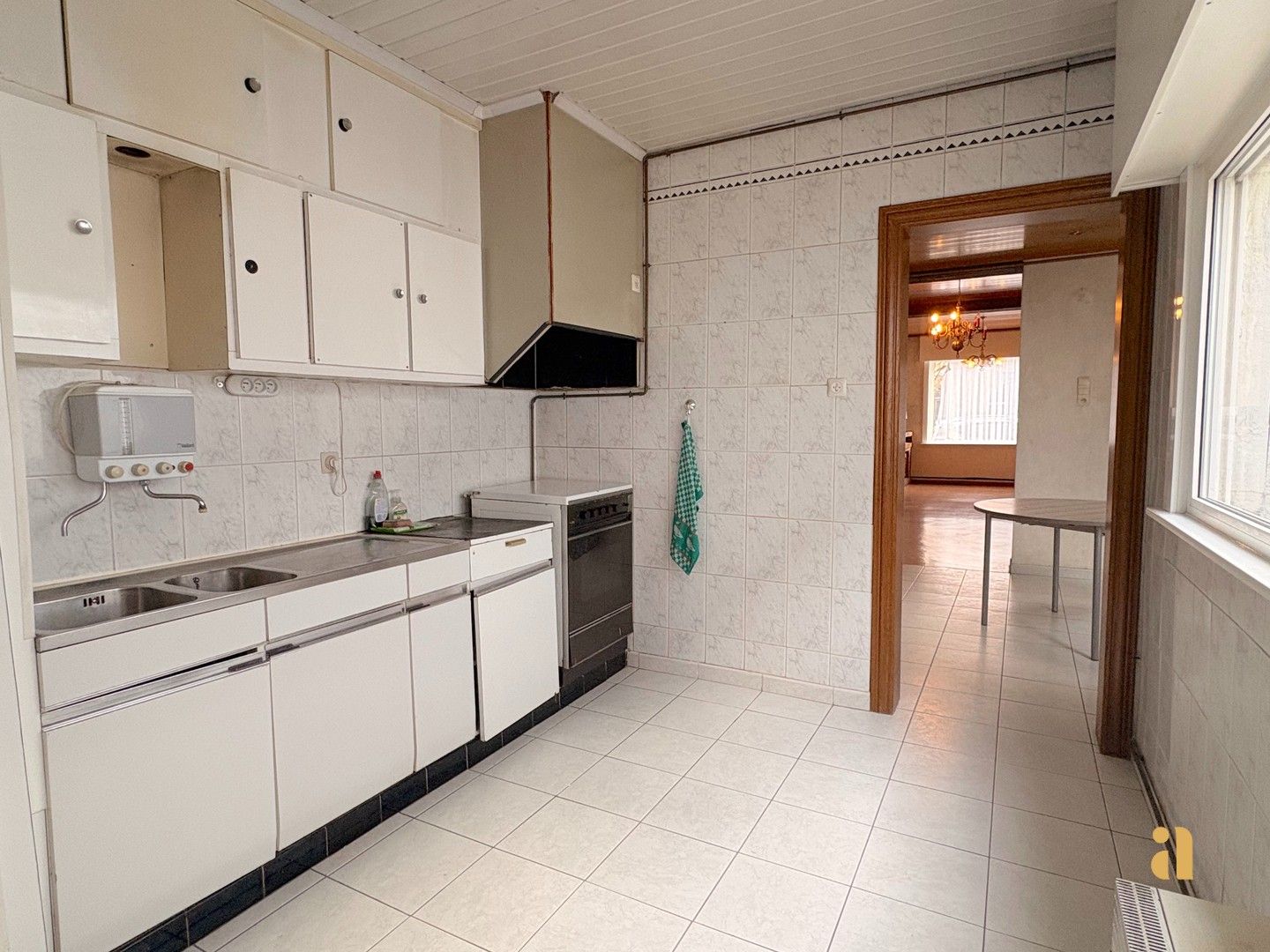 Mooie renovatiekans: ruime tuin en immens veel potentieel foto 10