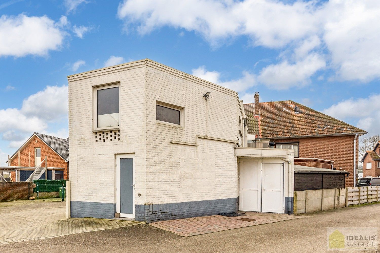 IDEALIS VASTGOED - Aangenaam instapklaar duplexappartement met winkelruimte/werkatelier te Opitter, Bree. Dit ruime duplexappartement omvat +-140 m² netto bewoonbare oppervlakte. Dit multifunctionele pand biedt tal van mogelijkheden dankzij de winkelruimte/het werkatelier van maar liefst +-200m² die vroeger dienst deed als slagerij. Uiterst geschikt voor kandidaten op zoek naar een instapklare woonruimte mét handelsruimte op een gunstige locatie midden in hartje Opitter, Bree! Mogelijkheid wijziging tot ééngezinswoning mits het verkrijgen van een omgevingsvergunning. foto 30