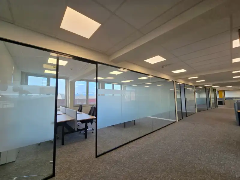 Industriële site met kantoorruimte te huur foto 10