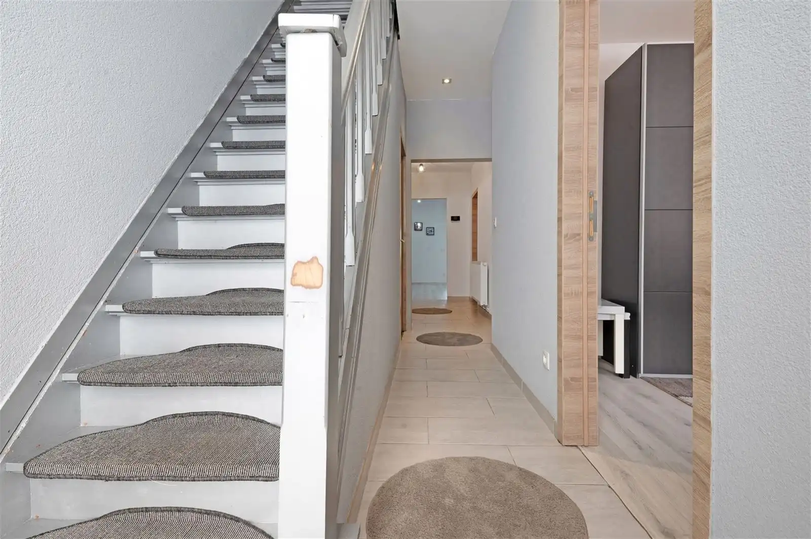 Modern afgewerkte en gerenoveerde gezinswonig met tuin op 2are93 foto 9