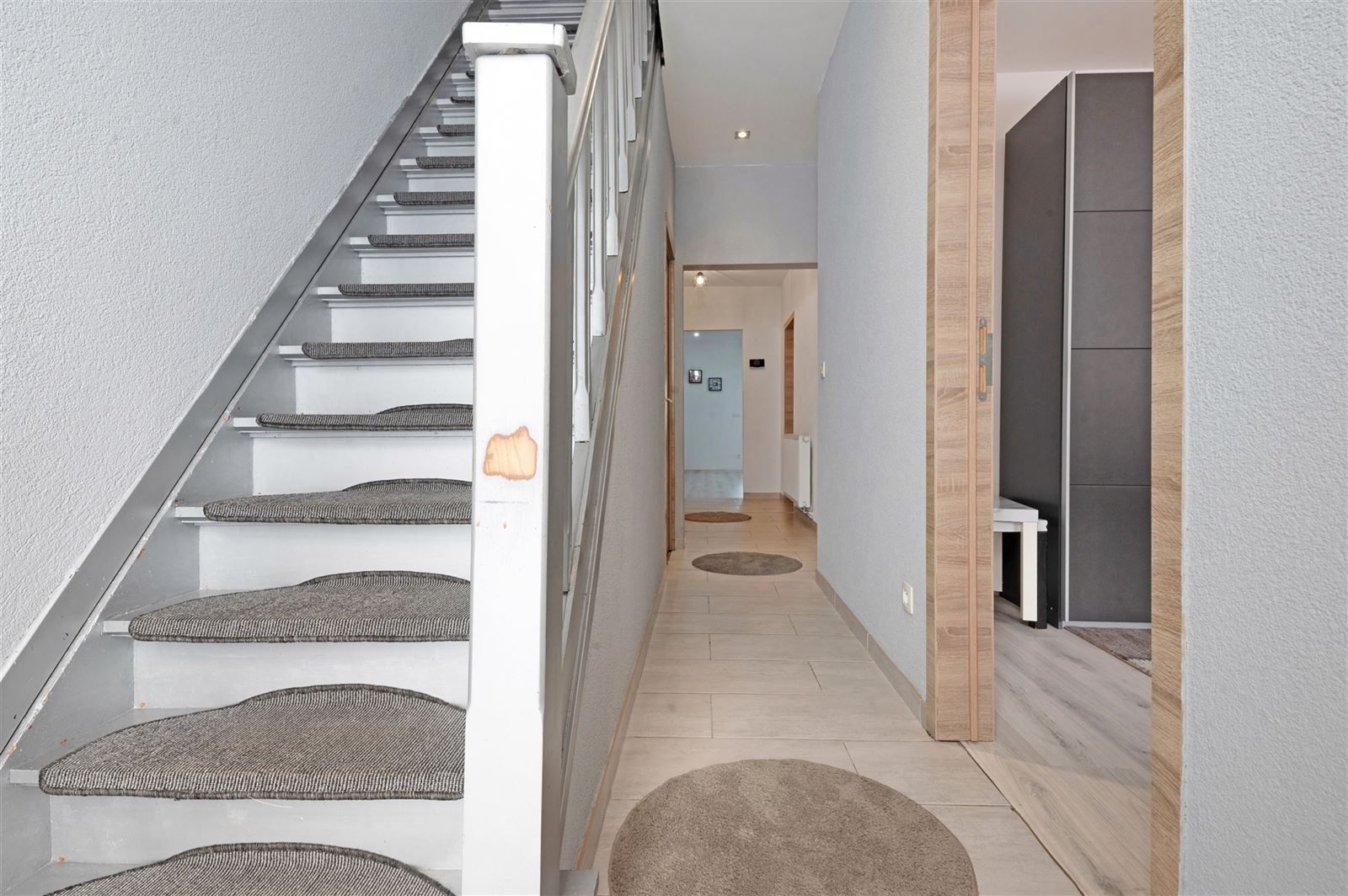 Modern afgewerkte en gerenoveerde gezinswonig met tuin op 2are93 foto 9