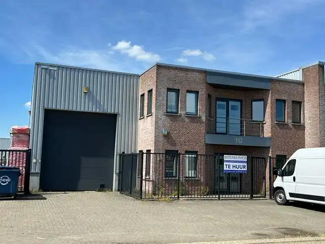 MULTIFUNCTIONEEL BEDRIJFSPAND MET LUXE KANTOREN foto {{pictureIndex}}
