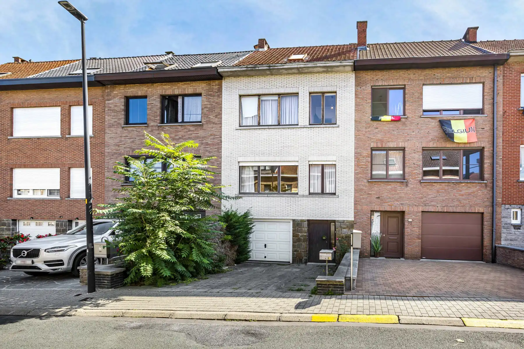 Goed gelegen woning met 4 slaapkamers en garage foto {{pictureIndex}}