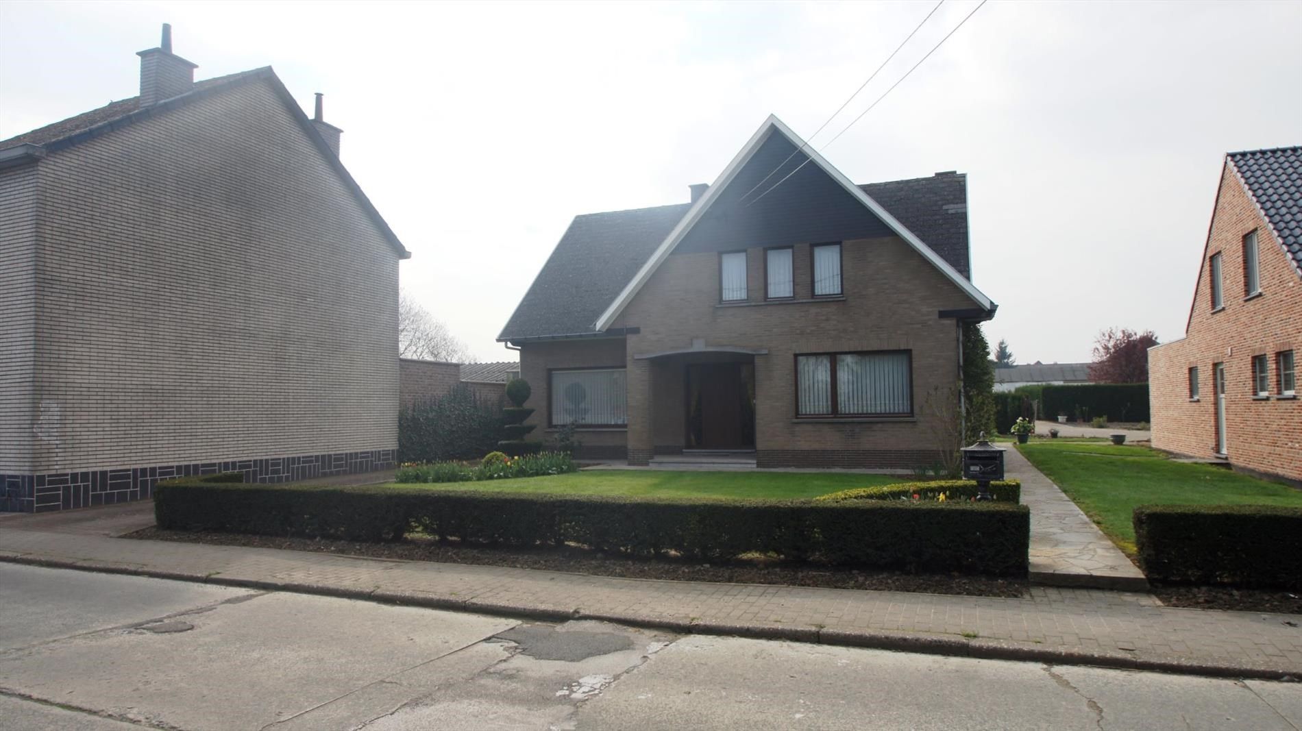 Ruime woning met 2 slpks en mooie tuin foto {{pictureIndex}}