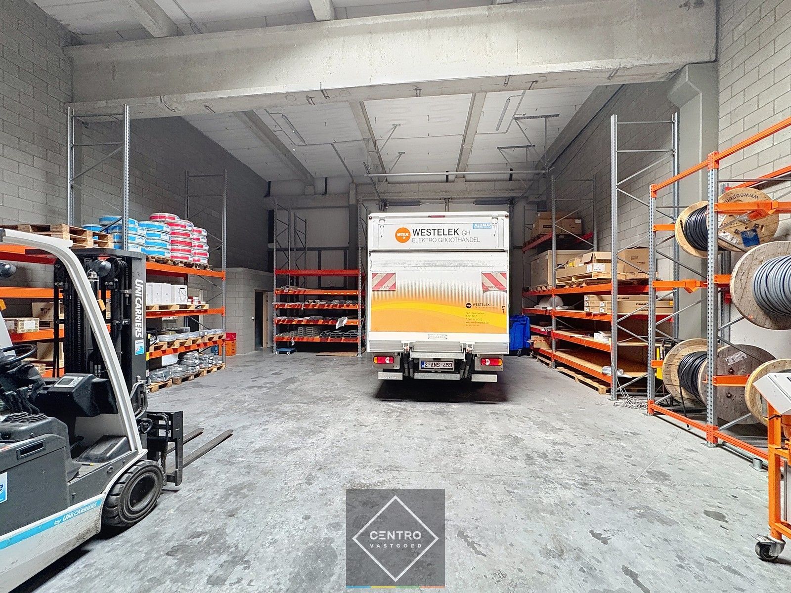 Instapklare OPSLAGRUIMTE (177m² ) met toilet en hoge sectionaalpoort (gemakkelijk toegankelijk met grote vrachtwagens). Op industriezone "Herdersbrug" te Brugge. foto 3