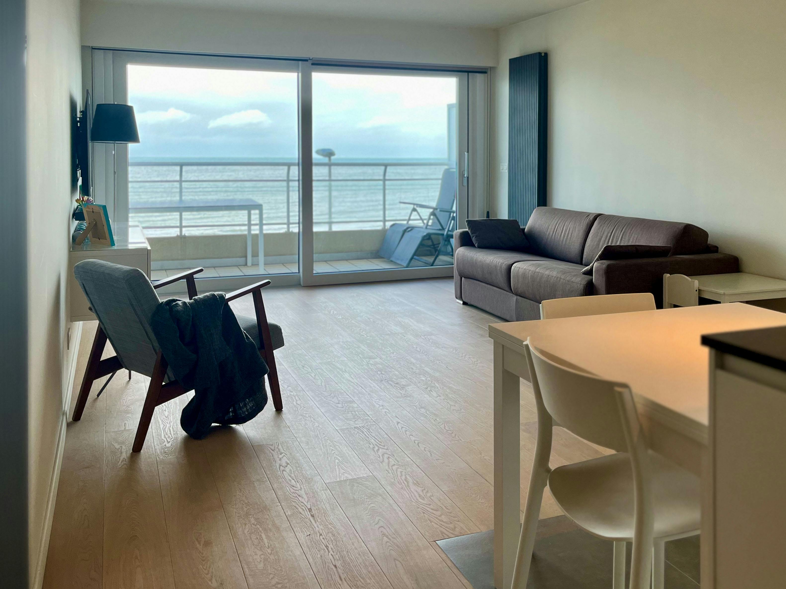 Gerenoveerd 1-slaapkamerappartement met frontaal zeezicht! foto 8