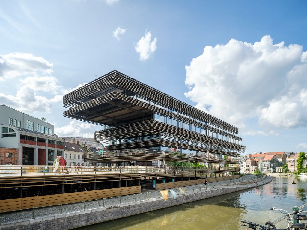 Gegeerde locatie! Lichtrijk en instapklaar appartement met zicht op het water en de Vooruit. foto 12