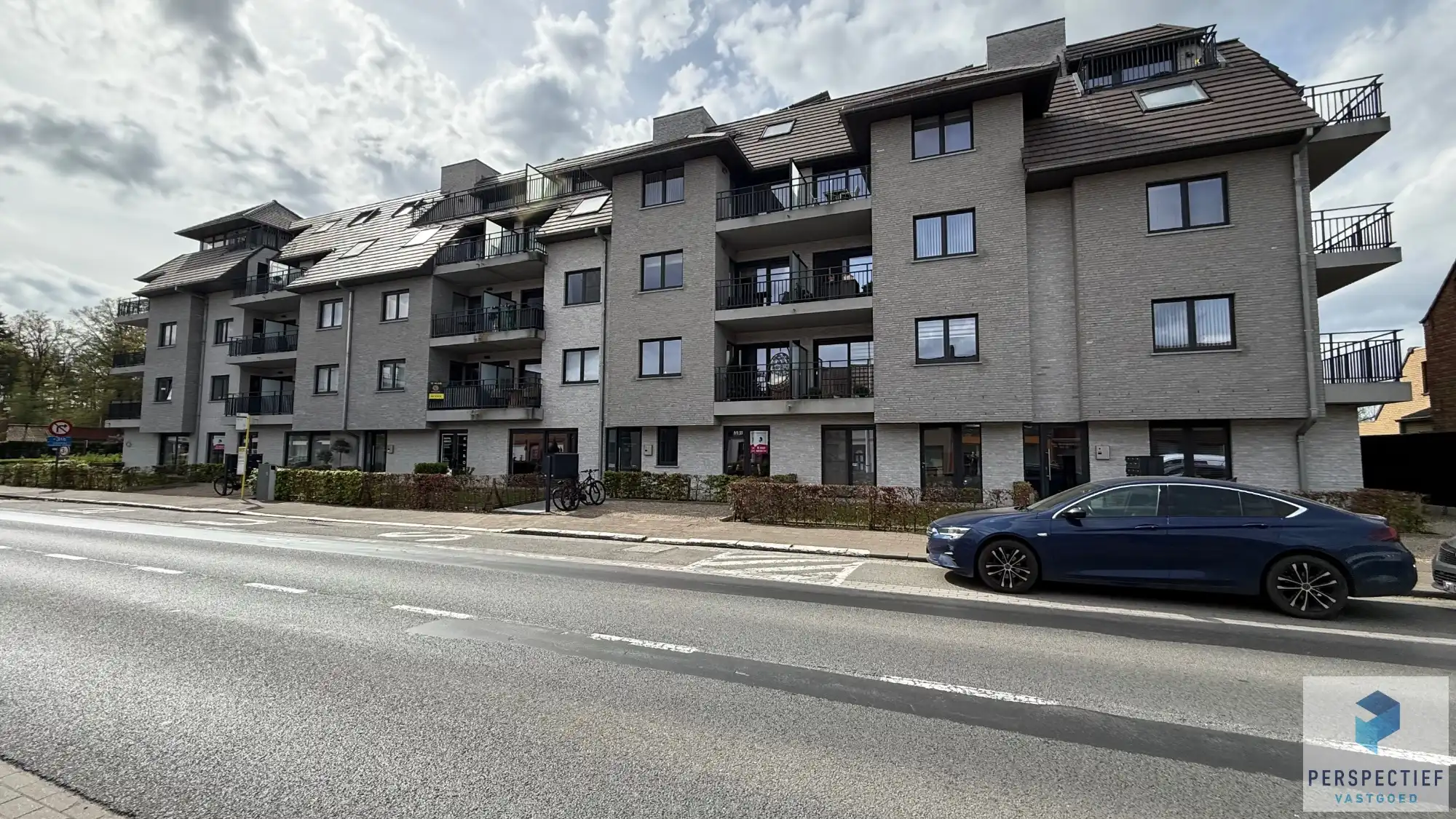 RUIM handelspand met 2 bureauruimtes en grote vergaderruimte foto {{pictureIndex}}