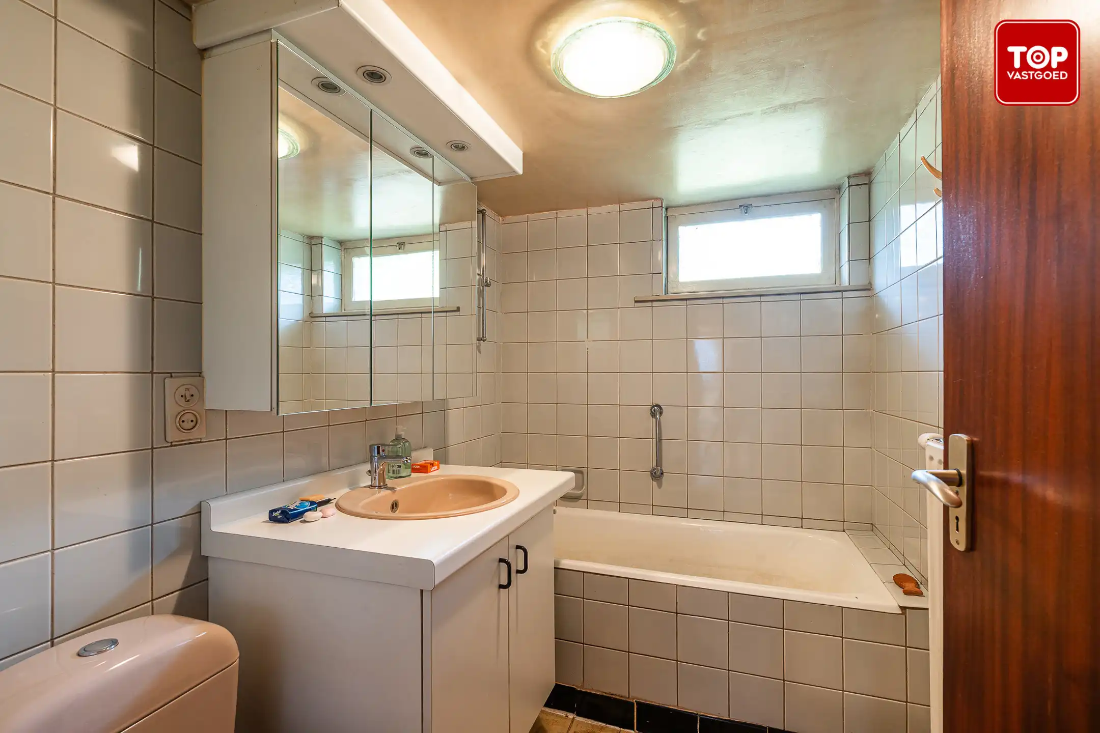 Charmante te renoveren woning met karakter en strooien dak foto 23