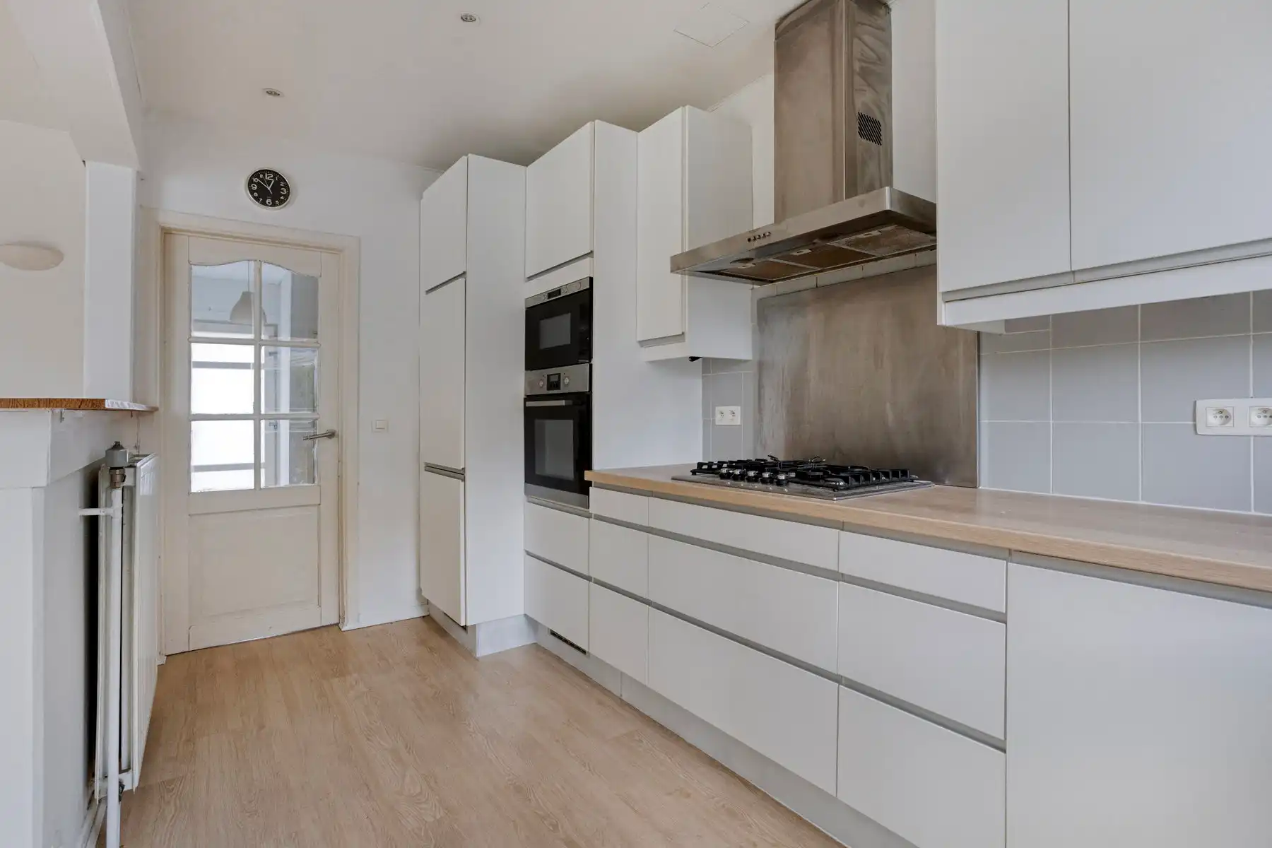 Goed gelegen woning met 4 slaapkamers, tuin en garage foto 11