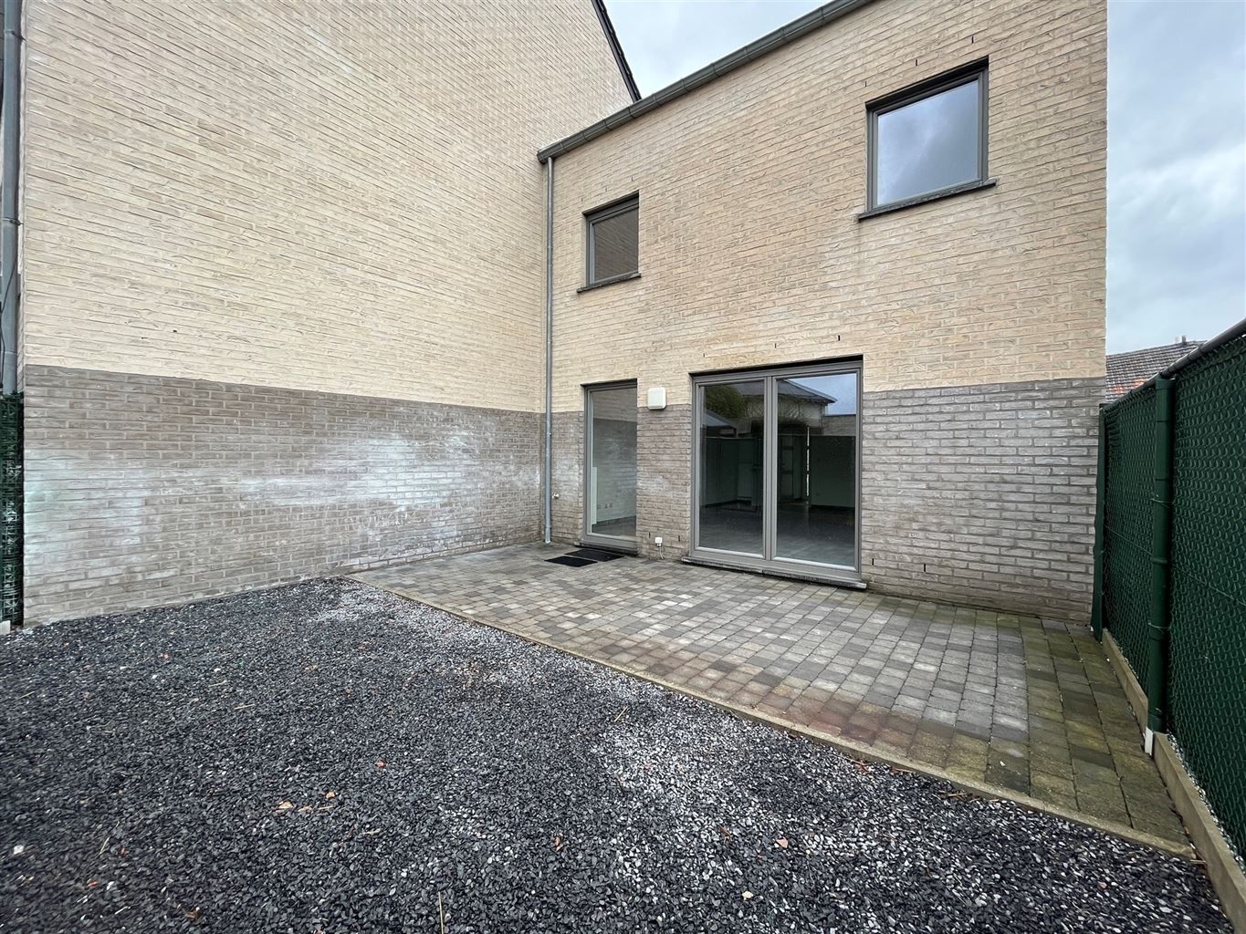 Instapklare stadswoning met 3 slaapkamers, aparte garage en tuintje. foto 15