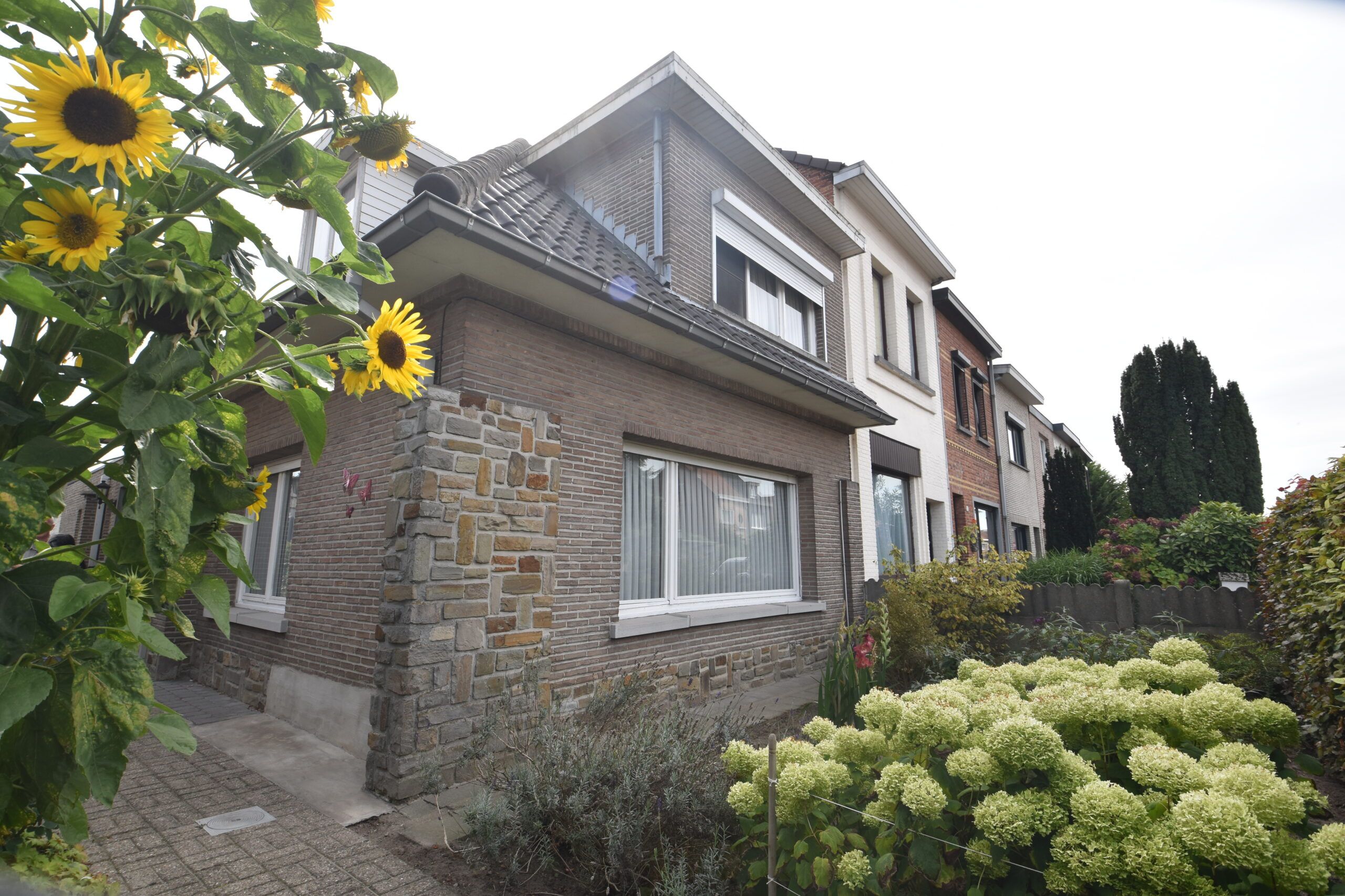 Charmante woning met magazijn – wordt volledig gerenoveerd opgeleverd foto {{pictureIndex}}