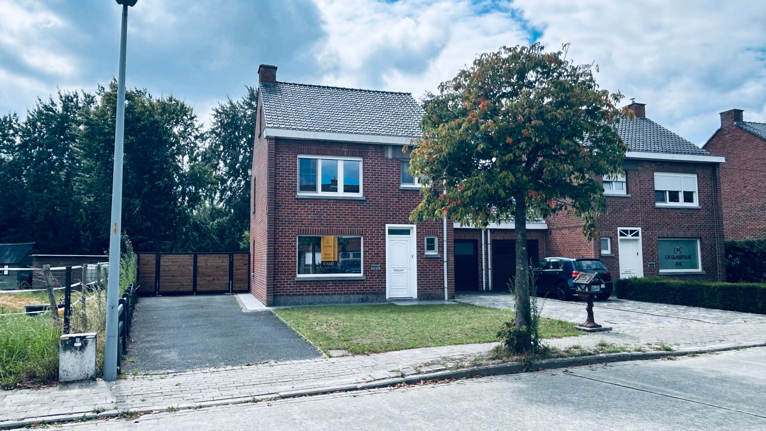 Centraal gelegen halfopen bebouwing met: oprit, tuin en garage foto {{pictureIndex}}