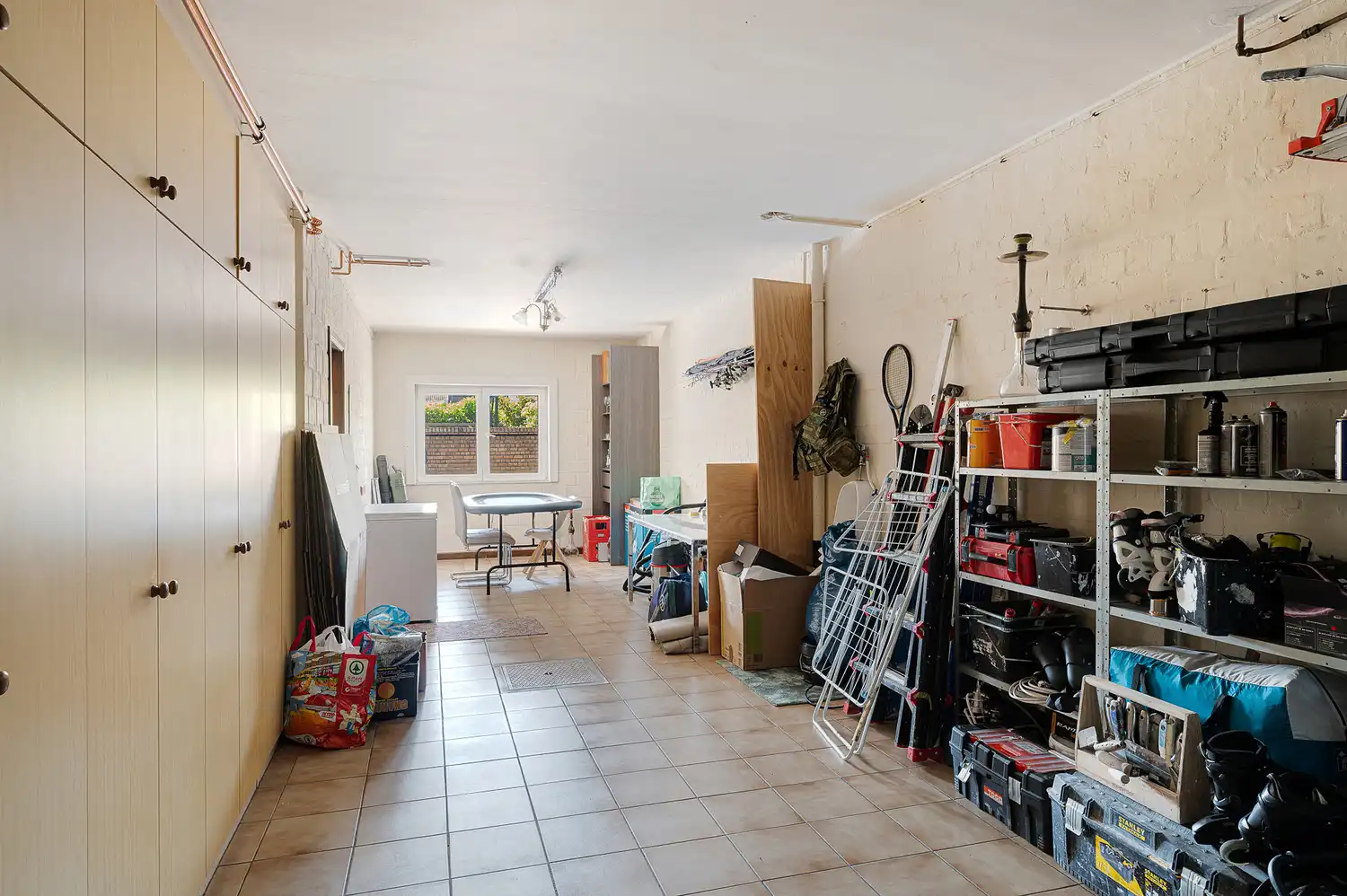Rustig gelegen bel-etage woning met heel grote garage, oprit en zonnige koer in het centrum van Heist foto 21