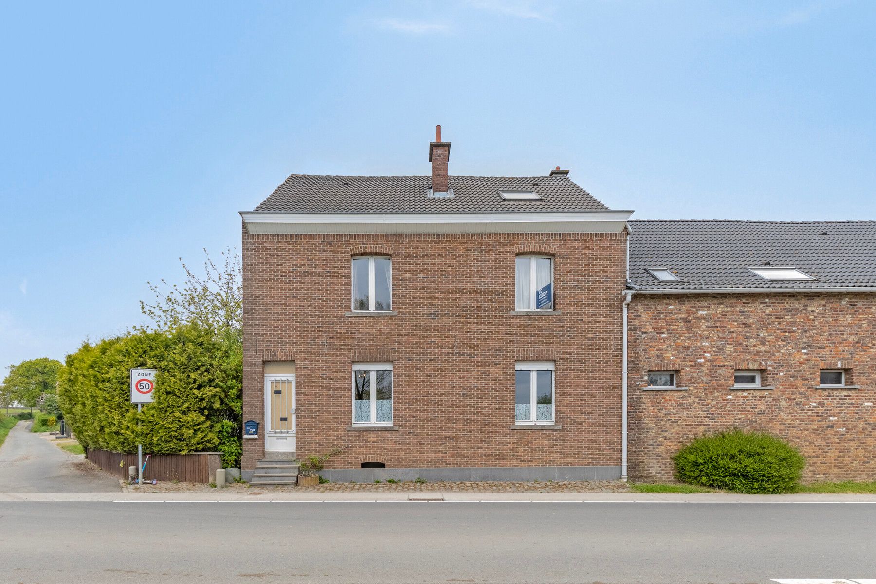 Ruime woning met aanpalende loods op toplocatie. foto 2