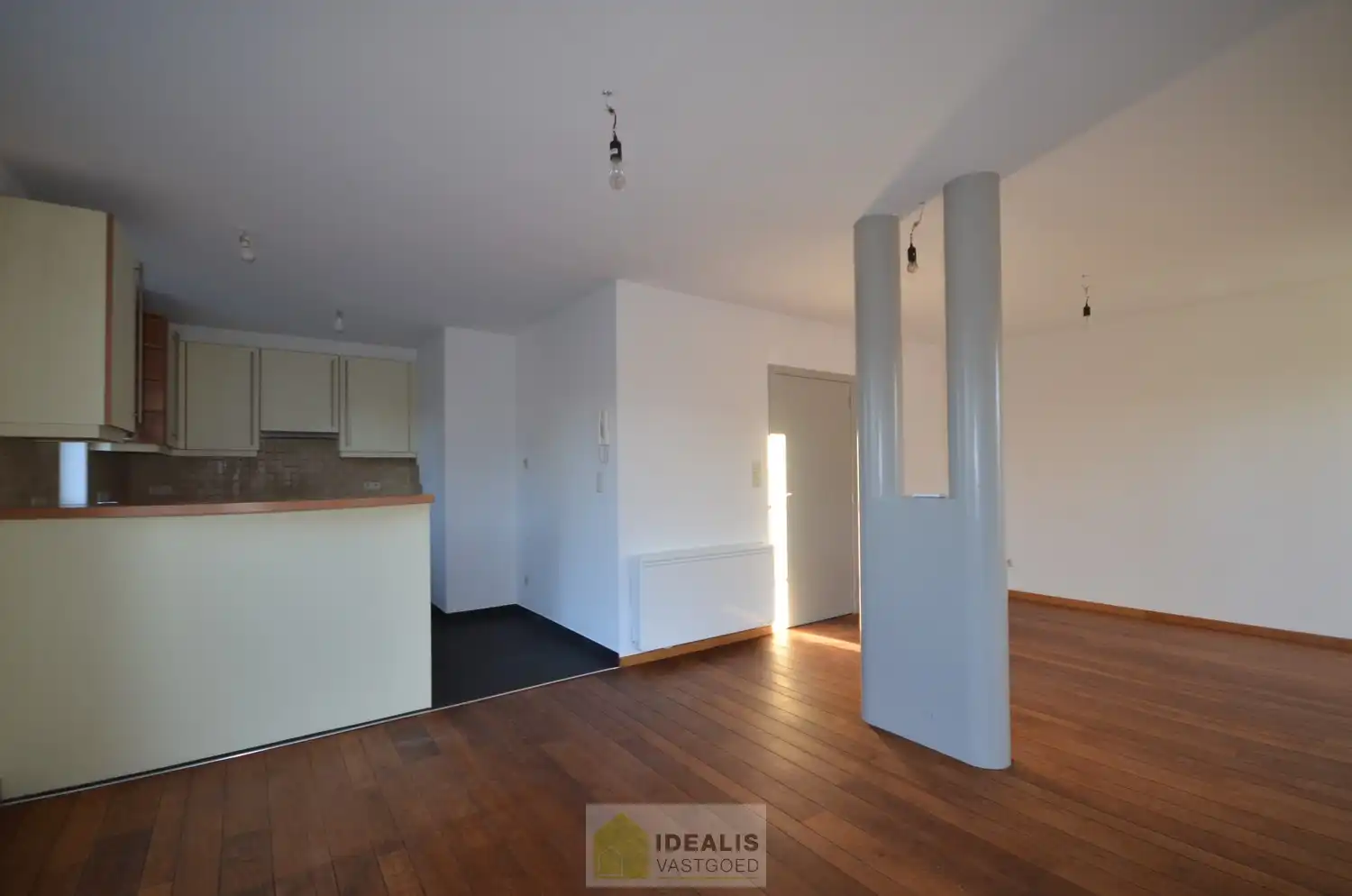 IDEALIS VASTGOED  - Ruim en aangenaam gerenoveerd appartement pal in het centrum van Berbroek (Herk-de-Stad)! Het appartement is gelegen middenin in het centrum, op wandelafstand van scholen, supermarkten, horeca en sportcentra. Het appartement biedt verder een fijne leefruimte met open keuken, 2 rustige slaapkamers, een prettige badkamer en een terras. Tevens kan men gemakkelijk parkeren in een afzonderlijke garagebox. foto 3