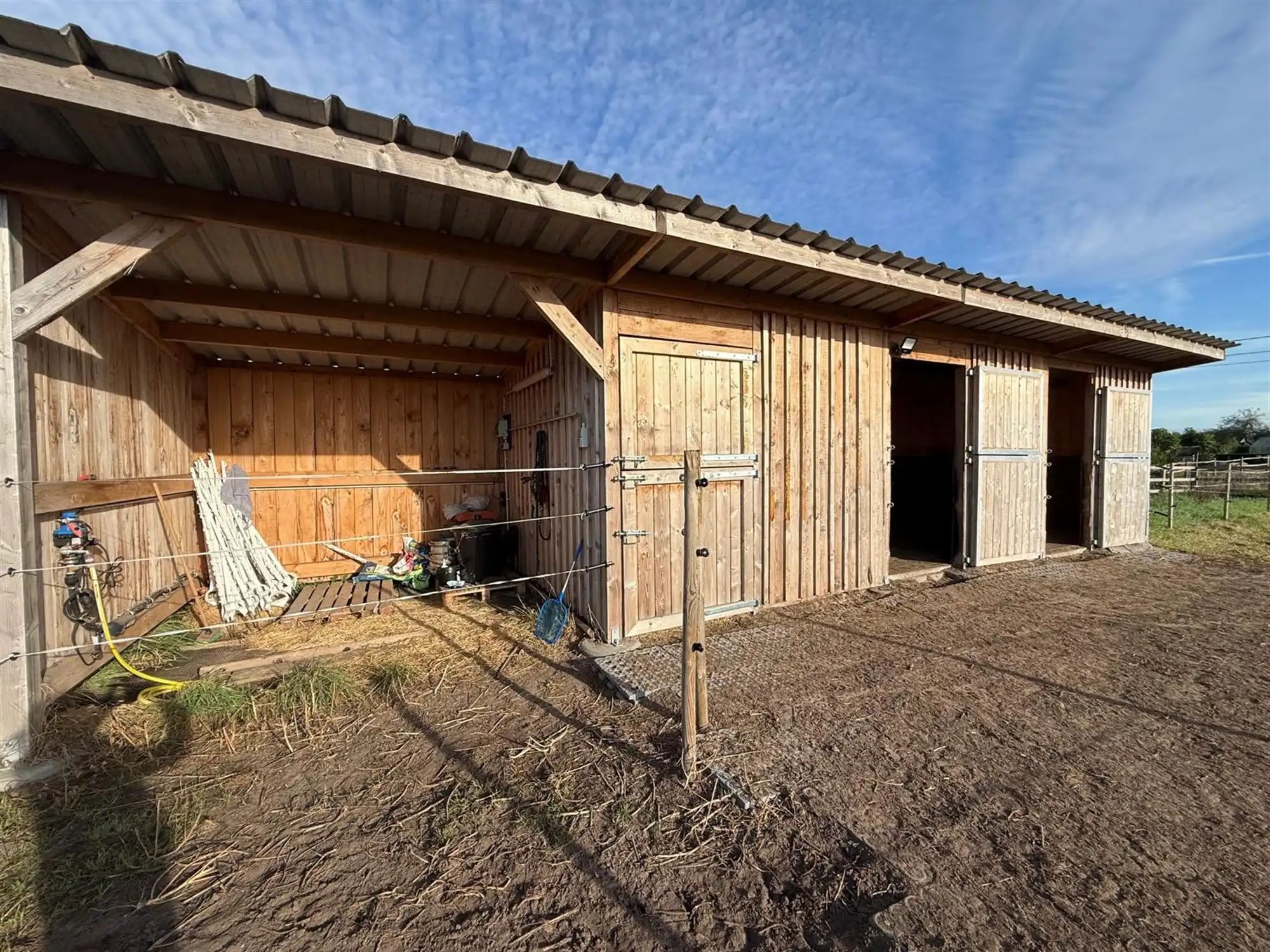 Professioneel omheinde paardenweide met stallen te huur Deinze foto 3