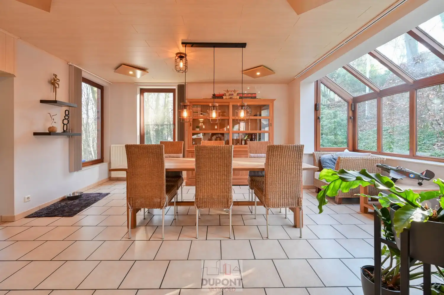 Villa gelegen in een prachtig bebost kader, zeer rustig gelegen, 3 tot 5 slaapkamers, zeer grote kelder. foto 5