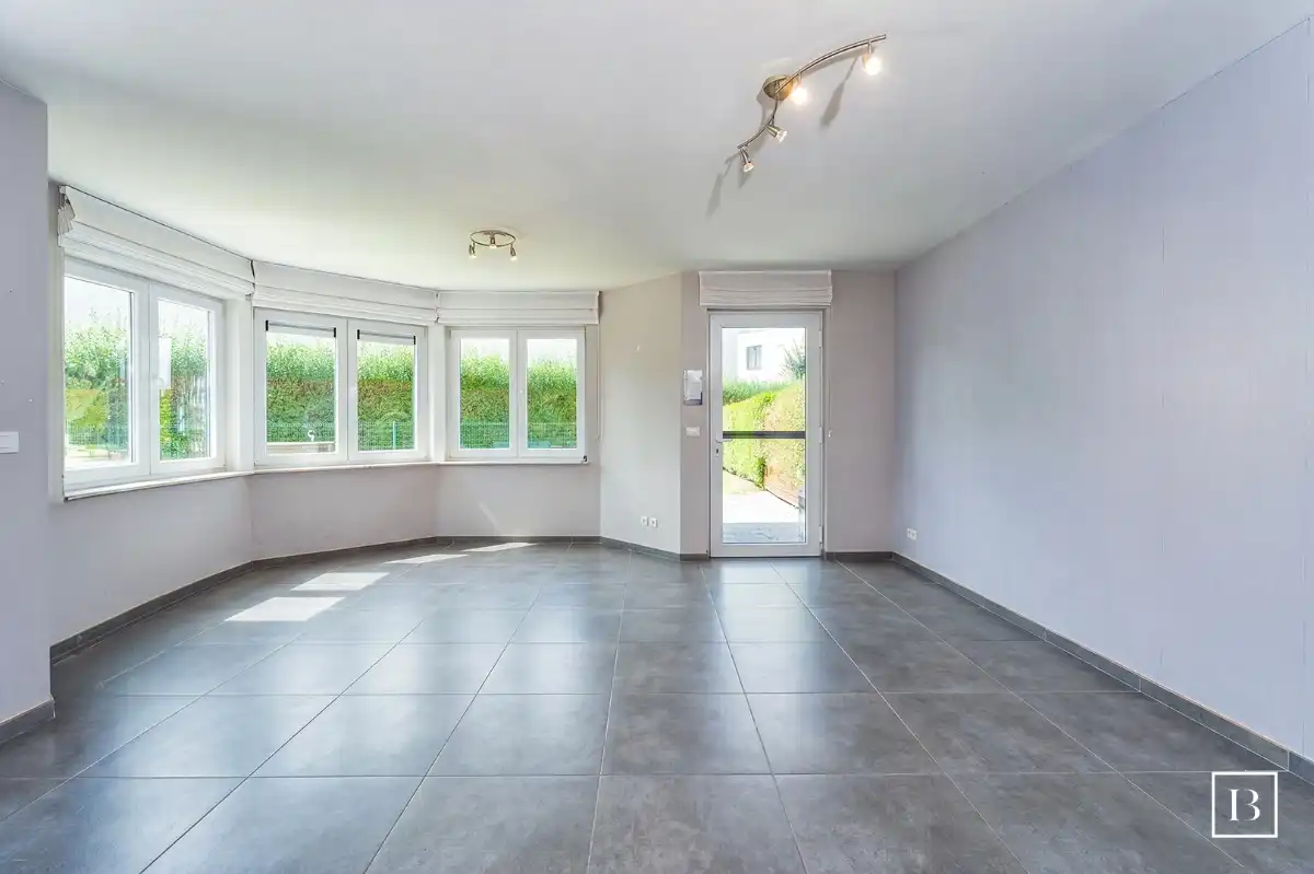 Lichtrijk tuinappartement met 1 slaapkamer foto 2