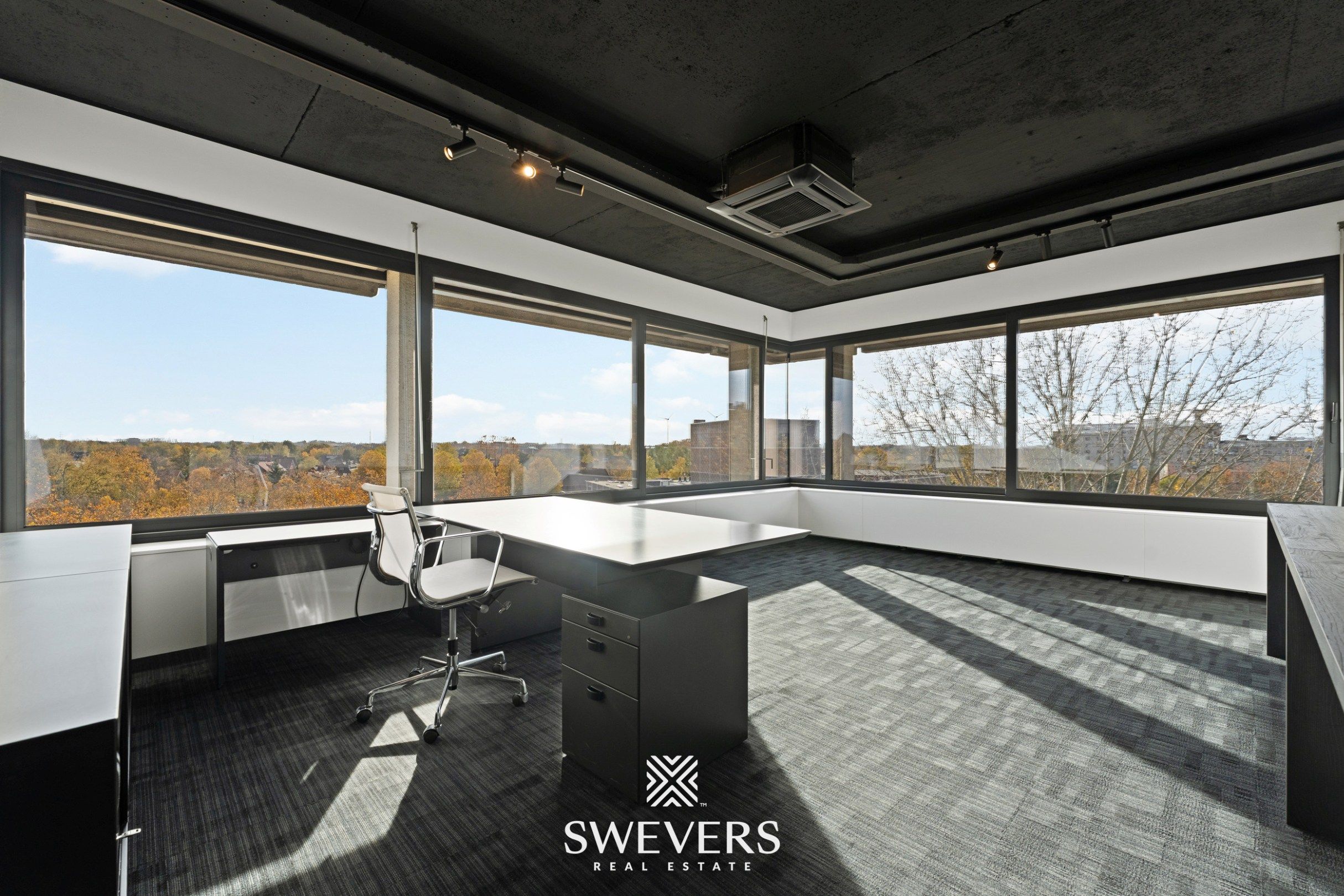 Instapklare trendy kantoren ( 412 m2 ) incl. parking op toplocatie centrum Hasselt foto {{pictureIndex}}