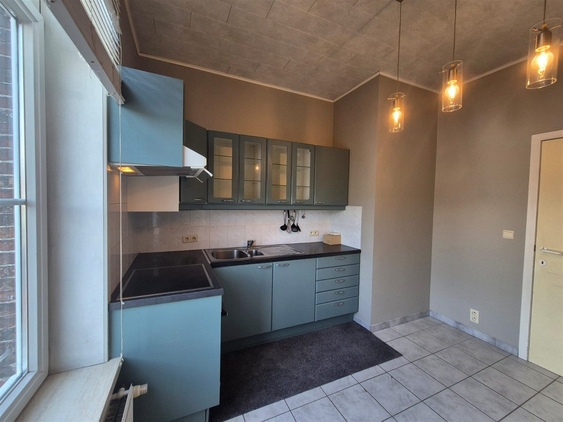 Zeer centraal en rustig gelegen, zeer ruim duplexappartement op de eerste verdieping met privéparking voor 2 wagens. foto 11