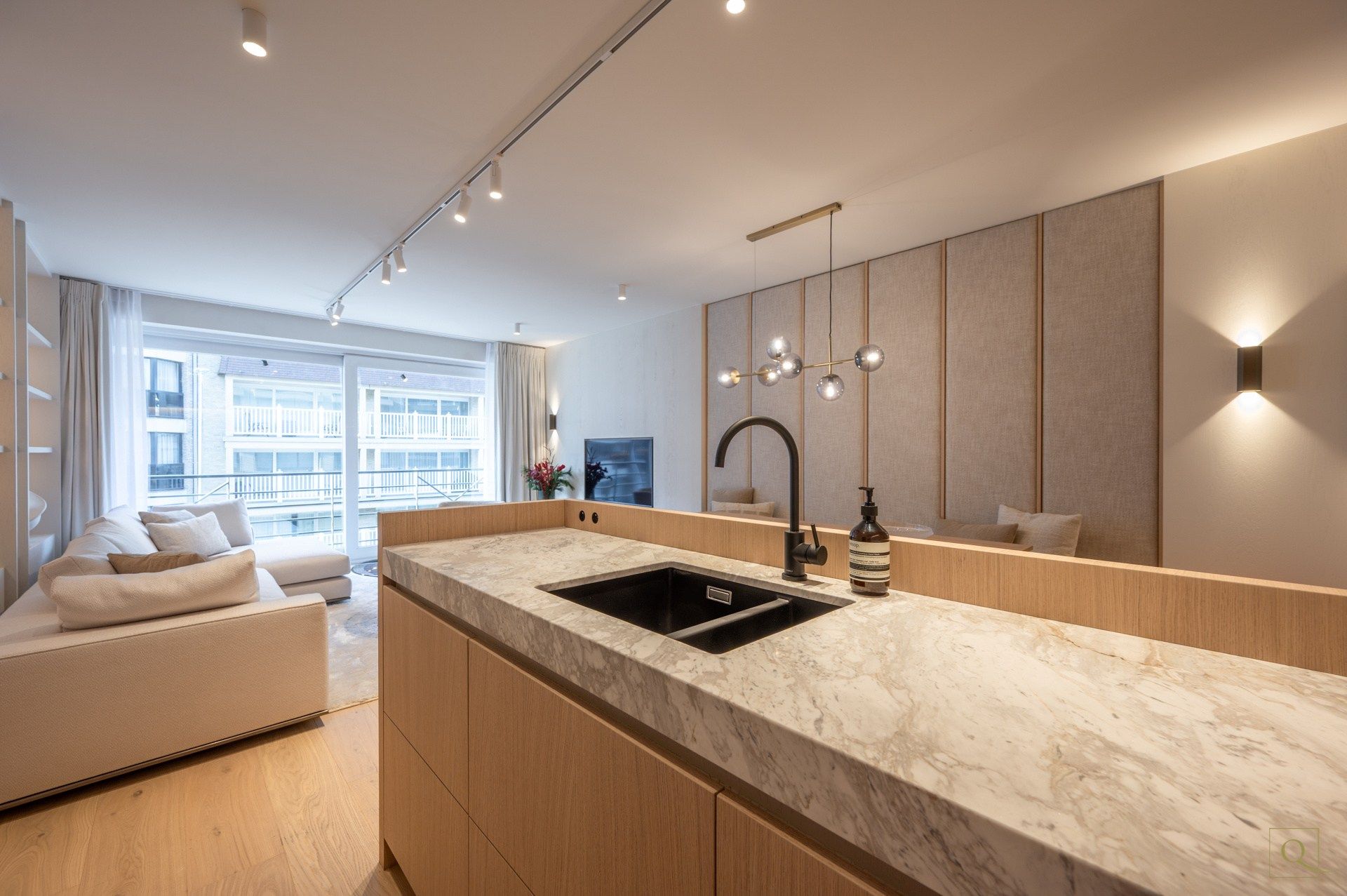 Luxueus afgewerkt appartement met zuid-west oriëntatie gelegen vlakbij de Lippenslaan en de Zeedijk. Inpandige parking te koop foto 4