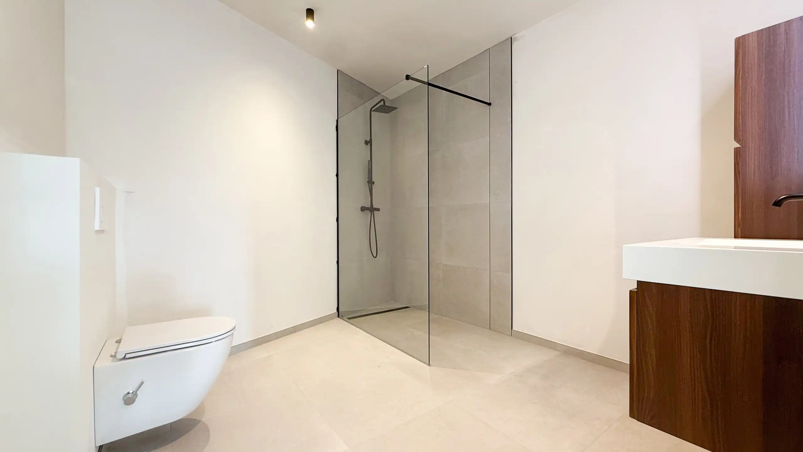 Kwalitatief afgewerkte nieuwbouwwoning op centrale ligging! foto 27