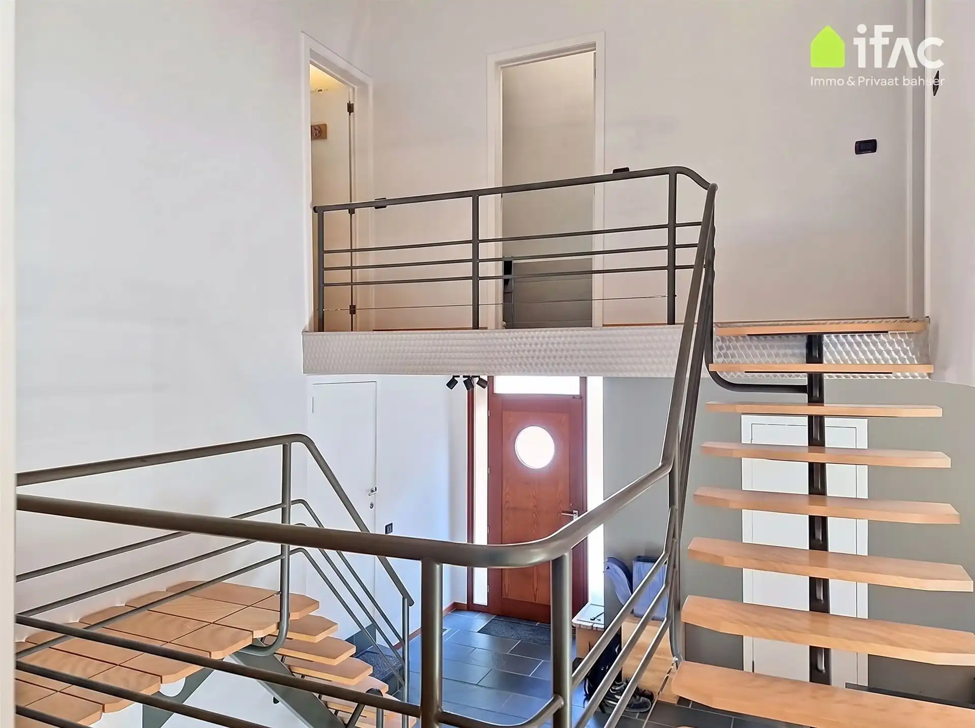 Unieke moderne split-levelvilla met zwembad op 17a83ca foto 28