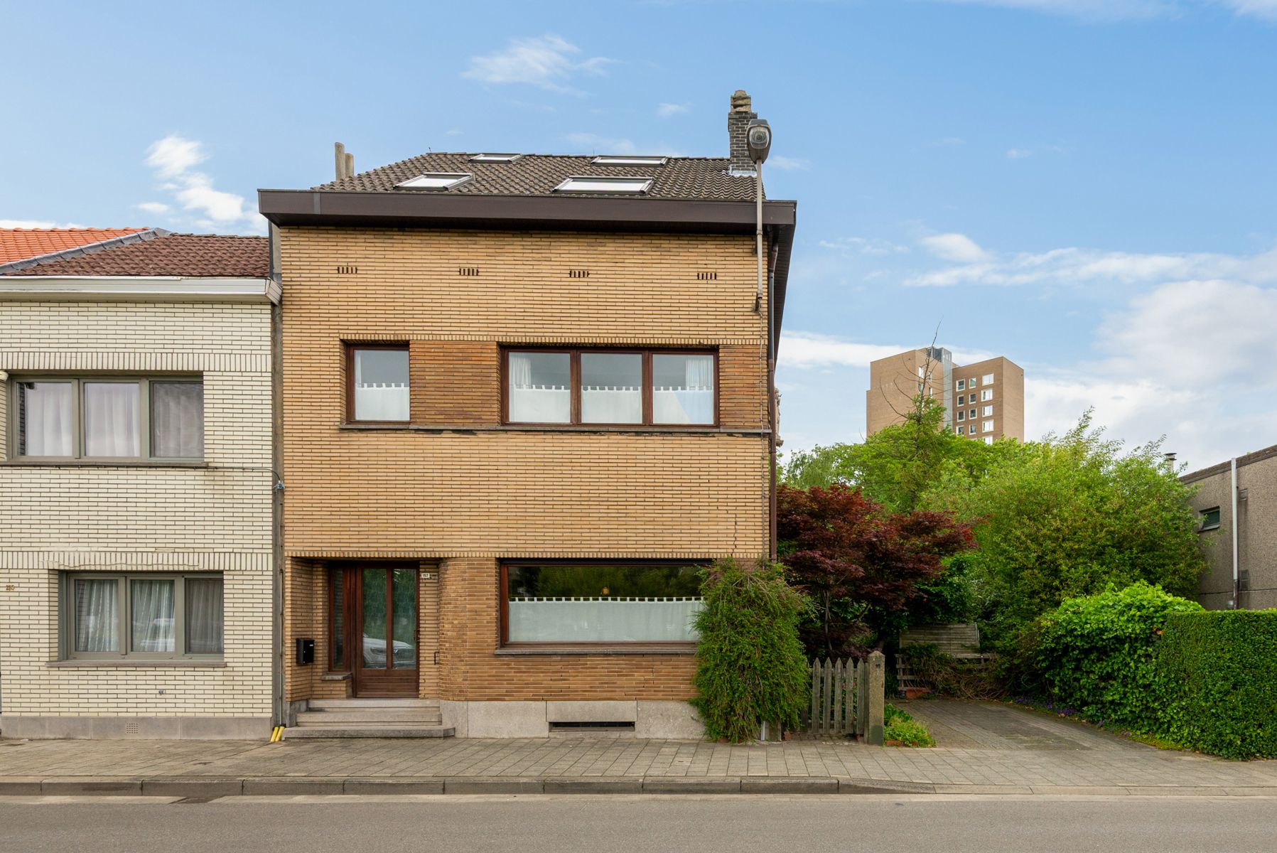 Ruime HOB met prachtige, volgroeide tuin