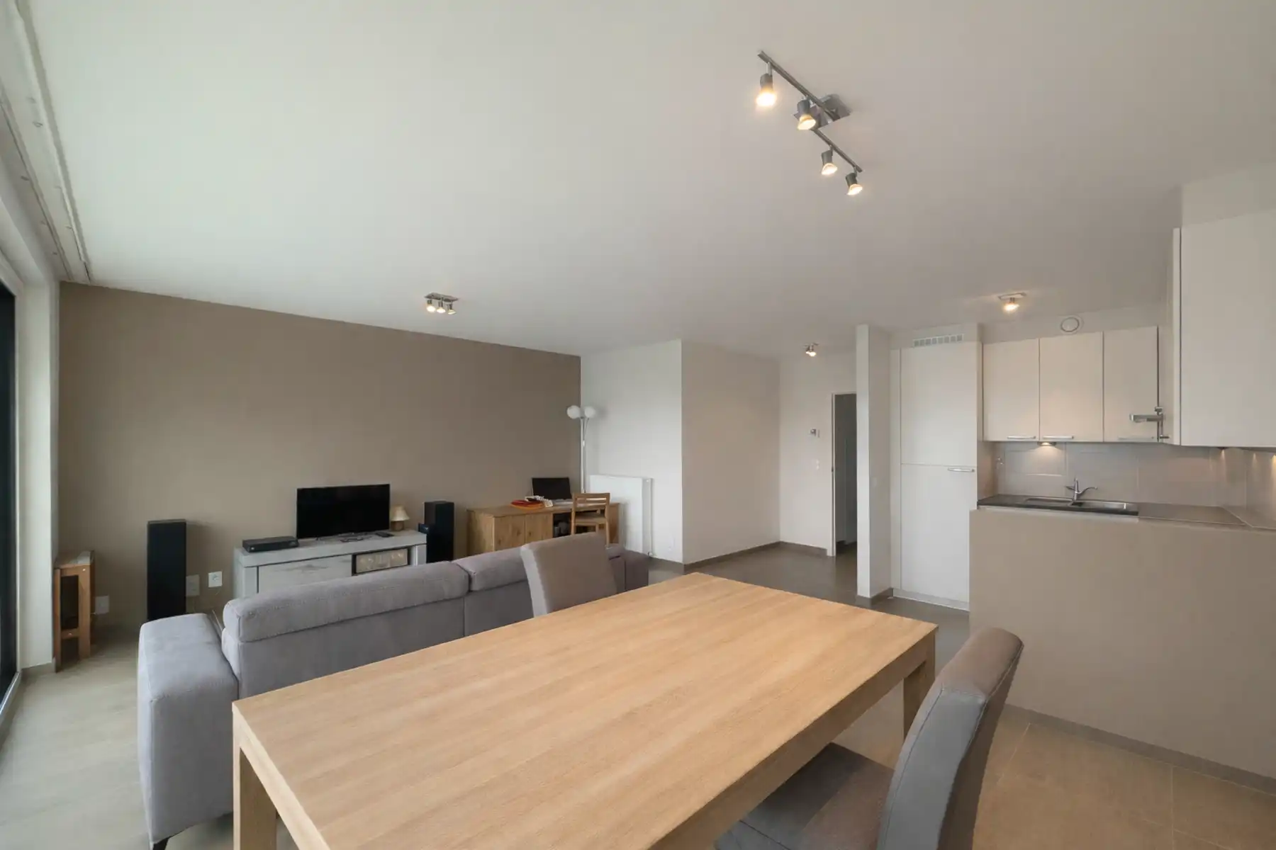 Instapklaar appartement met 2 slaapkamers en terras foto 6