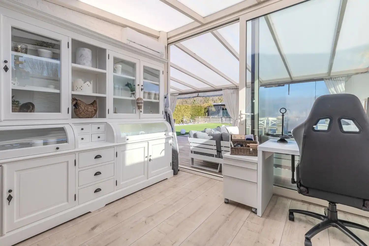 Stijlvolle, instapklare woning met vier slaapkamers, twee badkamers en verwarmd zwembad te koop in Lanaken foto 35