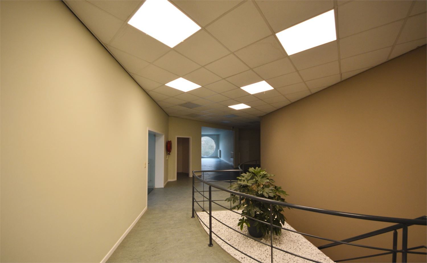 MAKKELIJK BEREIKBARE KANTOREN MET PARKING foto 10