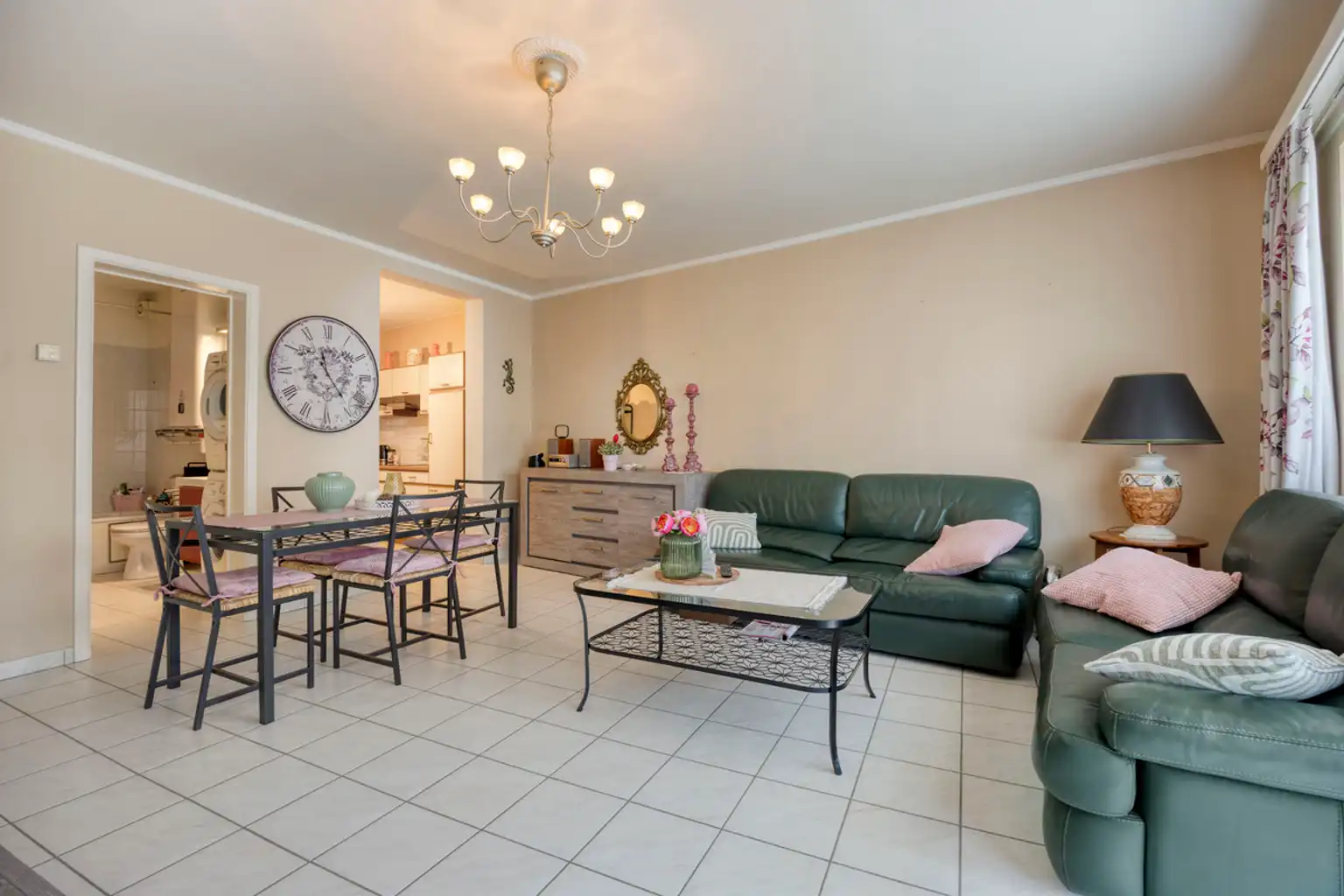 1-slaapkamerappartement met terras en overdekte staanplaats foto 5