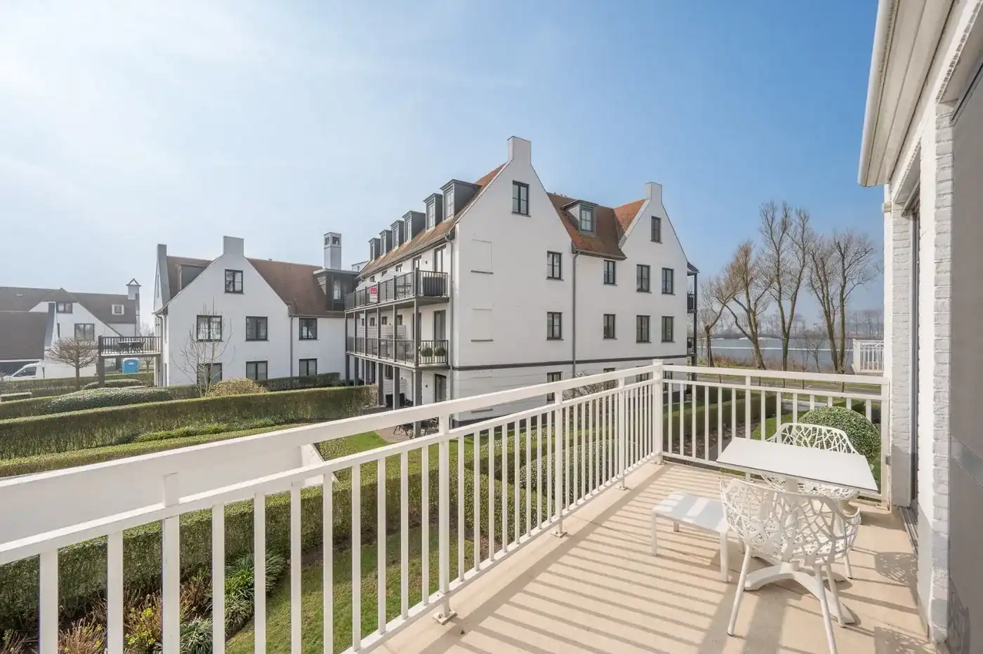 Mooi ongemeubeld appartement in Duinenwater met zijdelings meerzicht foto {{pictureIndex}}