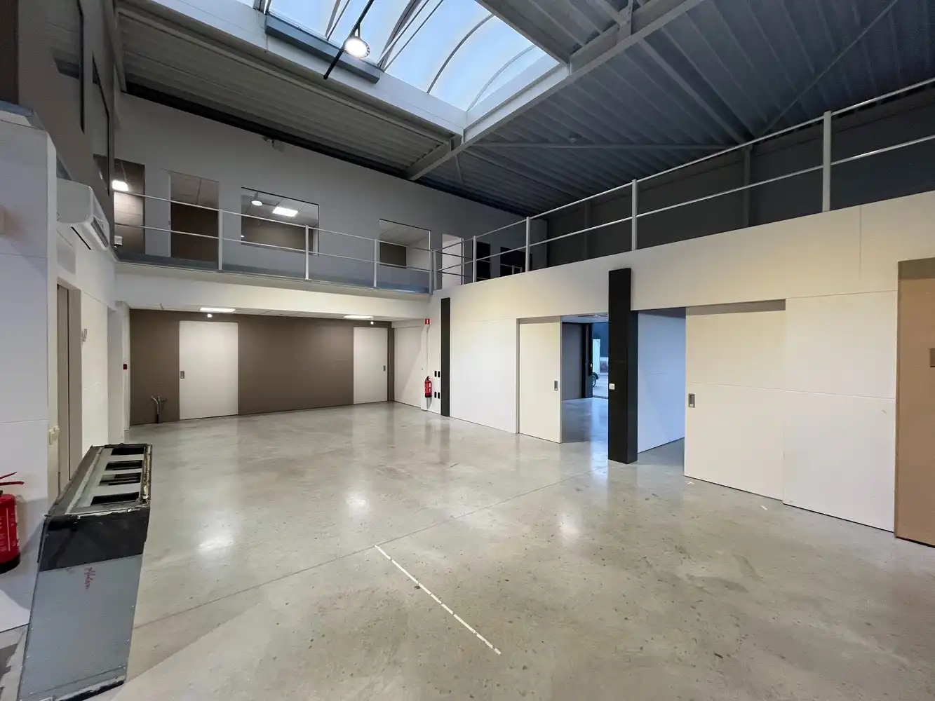 Bedrijfshal met kantoor foto 2