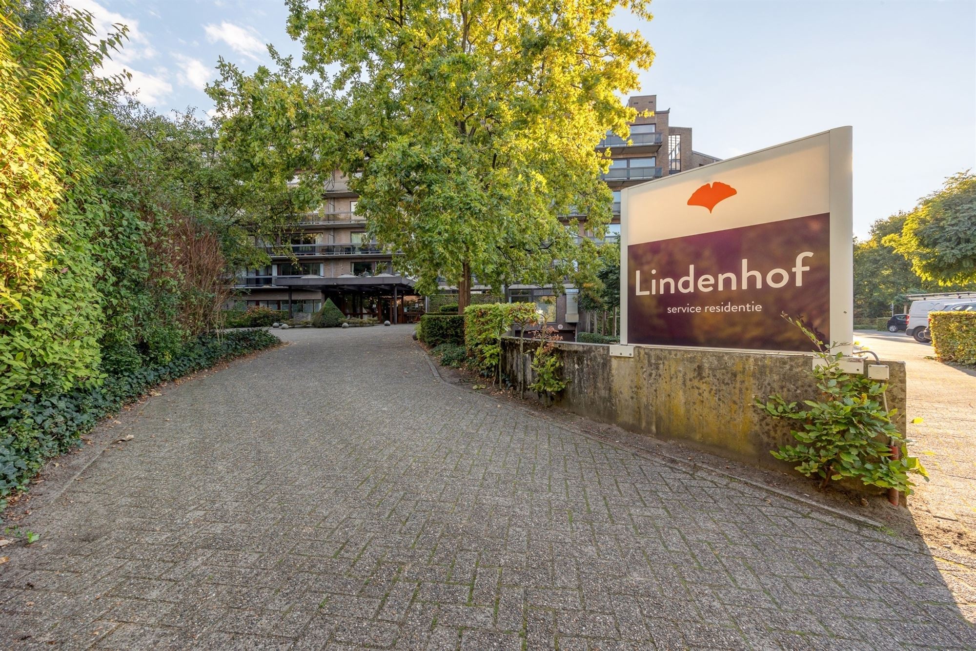 Lichtrijke serviceflat met terras foto {{pictureIndex}}