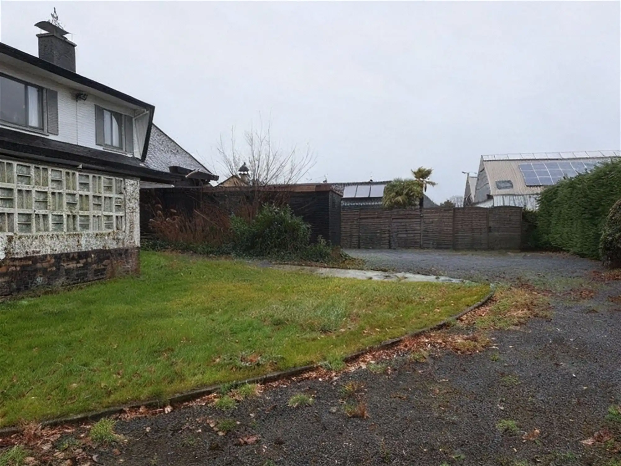 Villa met 4 slaapkamers, grote garage, veel parkeergelegenheid en een afgesloten tuin. foto 19