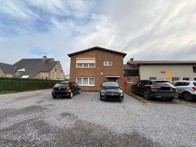 Instapklare gezinswoning met 3 slaapkamers en 2 parkeerplaatsen. foto 2