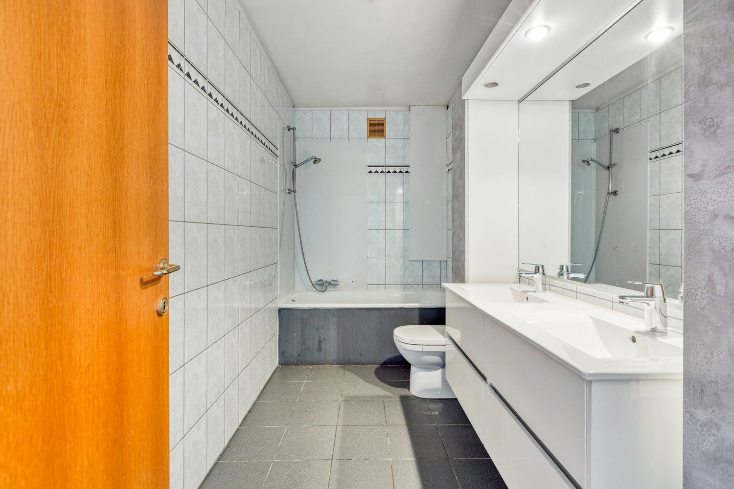 Ruim appartement met 3 slaapkamers in centrum Lanaken foto 21