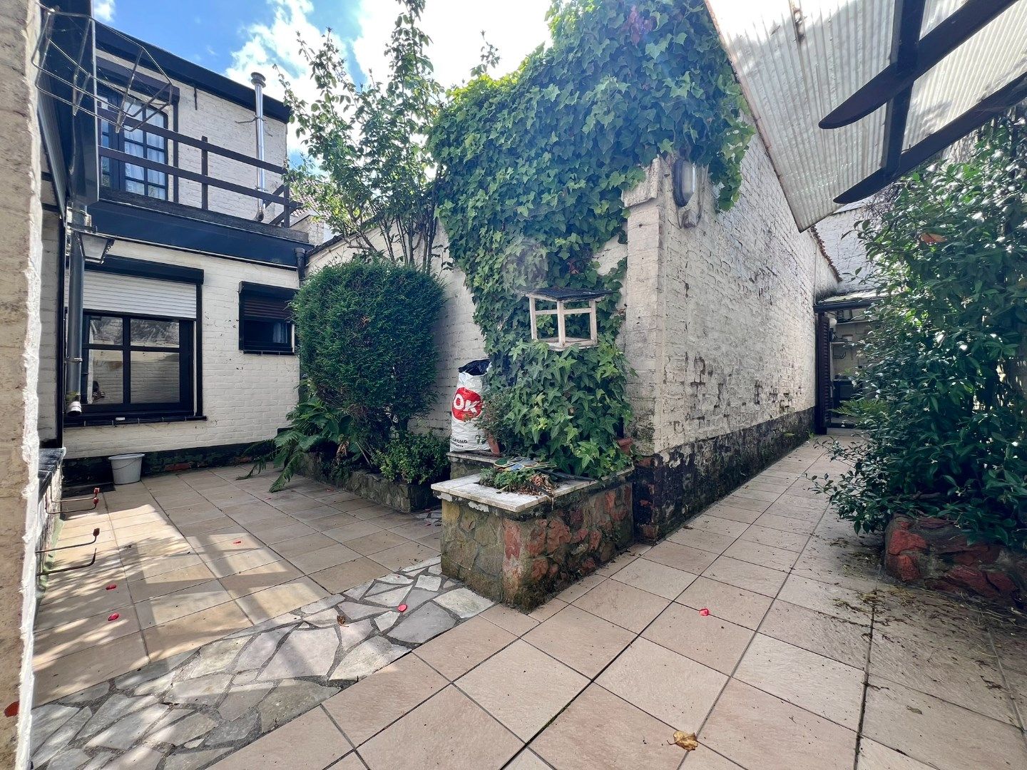 Twee te renoveren woningen met tuintje in de stadskern van Ieper foto 27