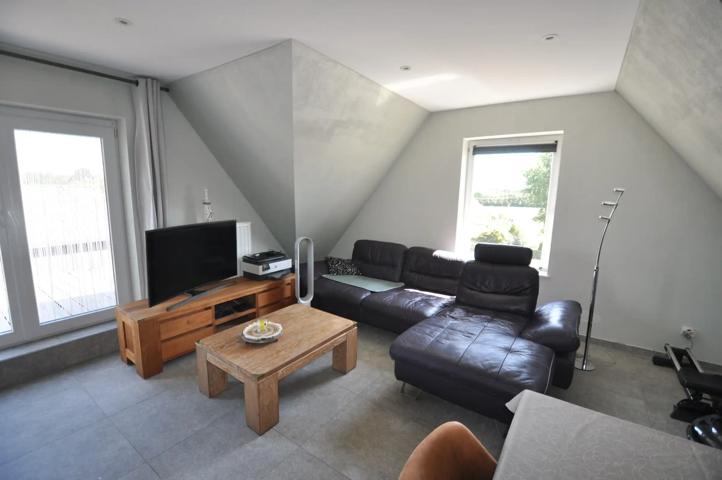 Stijlvol appartement met private autostaanplaats foto 8