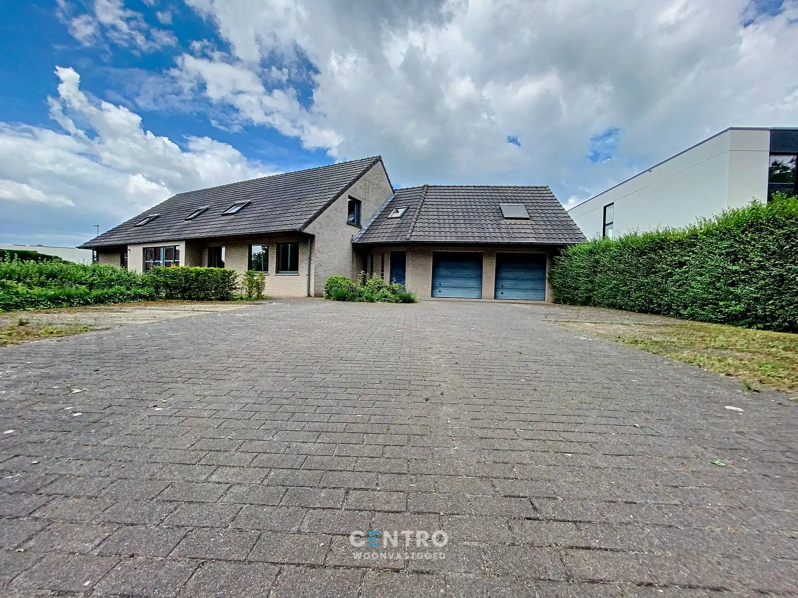 Vrijstaande VILLA (430m²) op een hoekperceel van ± 1.200 m² op invalsweg Roeselare (vlakbij de ring R32). Ook ideaal als KANGOEROEWONING. foto 2