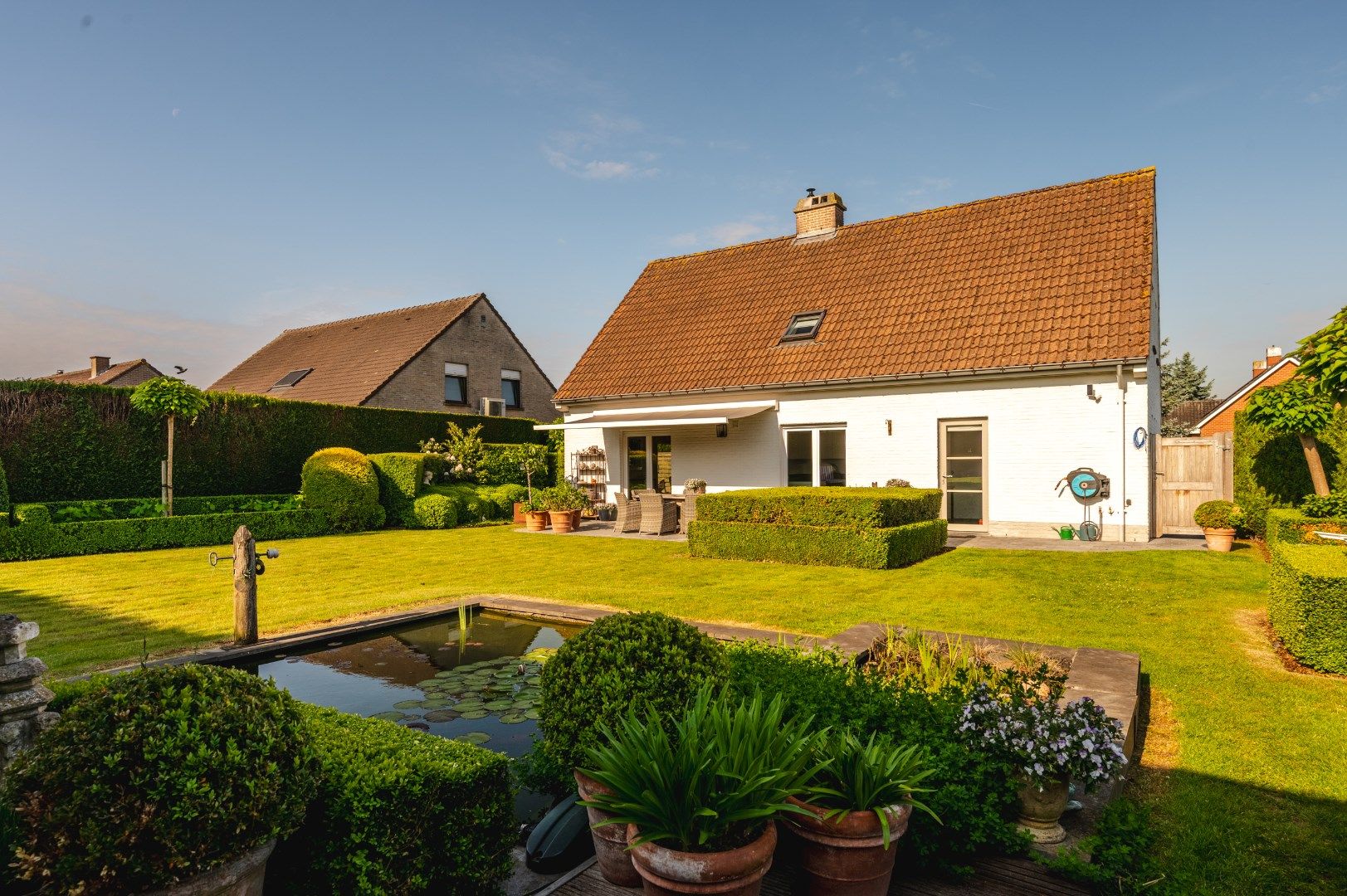 Tot in de puntjes verzorgde villa met 4 slaapkamers, garage en zonnige tuin. foto 3