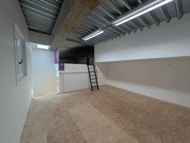 Modern bedrijfsgebouw met magazijn en kantoren foto 8